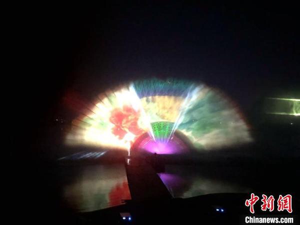 中国扇子?！≌怨鸹?摄