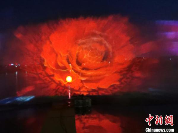 水面上升起巨大花朵?！≌怨鸹?摄