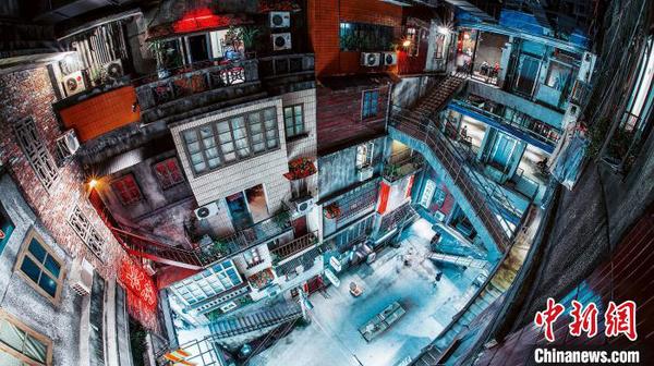 文和友店内还原了80年代的长沙街巷。供图