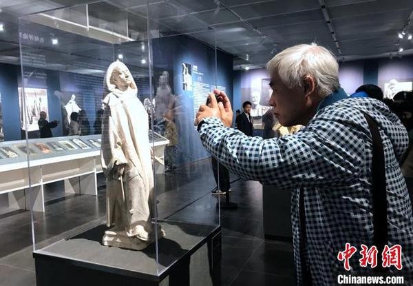 参观者拍摄让·朴舍雕塑原作?！〉讼?摄
