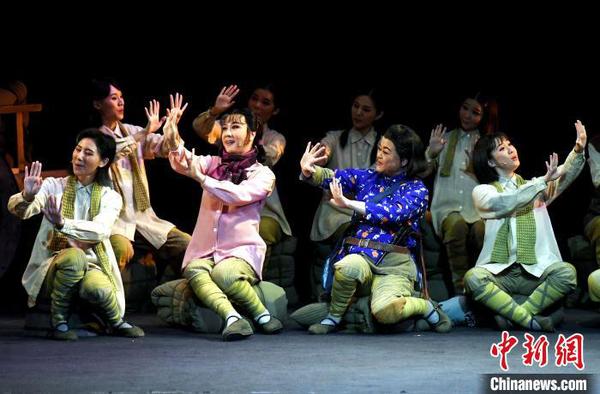 演出现场。　记者刘可耕 摄
