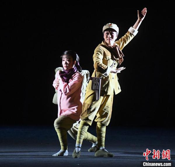 闽剧《生命》由一级演员、中国文化艺术政府奖文华表演奖获得者、中国戏剧梅花奖得主周虹(右)和一级演员、中国戏剧梅花奖得主陈琼(左)领衔主演?！〖钦吡蹩筛?摄