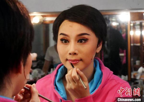 演出前，主演、一级演员、中国文化艺术政府奖文华表演奖获得者、中国戏剧梅花奖得主周虹在化妆间化妆?！〖钦吡蹩筛?摄