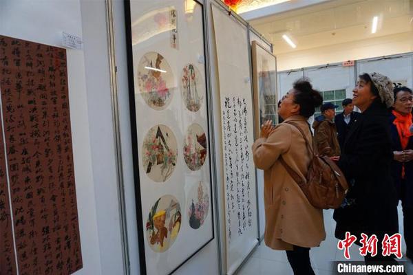 观众在欣赏获奖作品?！±顣?摄