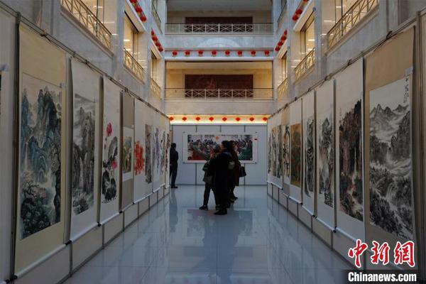 观众在欣赏参展作品?！±顣?摄