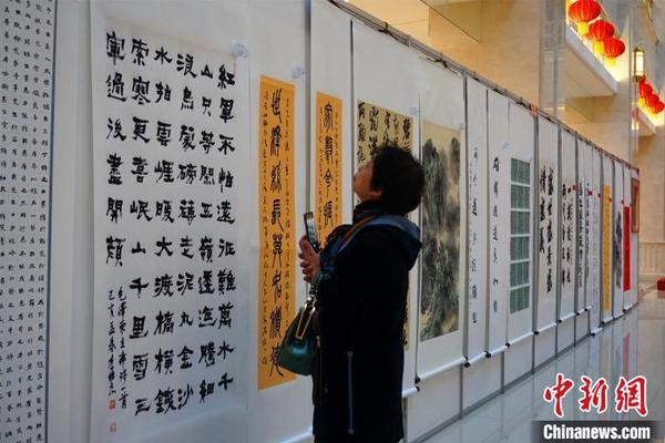 观众在欣赏参展作品?！±顣?摄