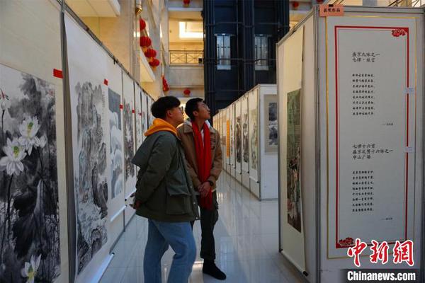 观众在欣赏参展作品?！±顣?摄