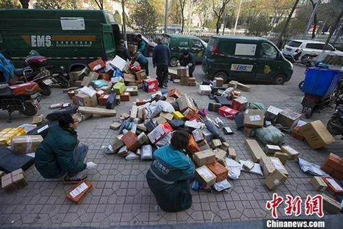 资料图：双十一临近，快递员也忙碌起来。 <a target='_blank' href='http://www.chinanews.com/'>中新社</a>记者 张云 摄