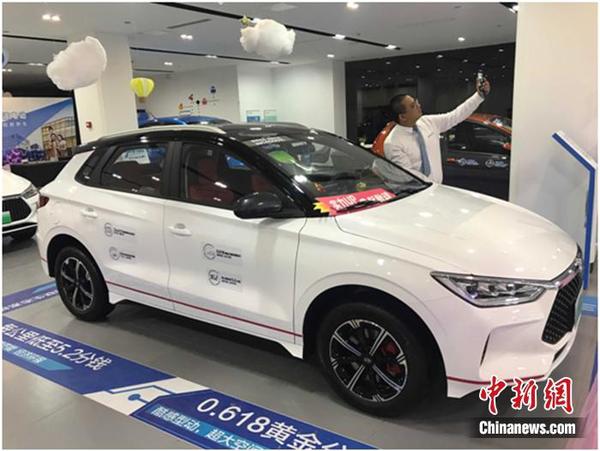 汽车搬到网上卖。图片来源：淘宝直播