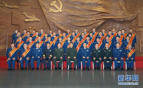 11月8日，中共中央总书记、国家主席、中央军委主席习近平出席庆?？站闪?0周年主题活动，代表党中央和中央军委，对空军成立70周年表示热烈祝贺，向空军全体官兵致以诚挚问候。这是习近平在位于北京市昌平区的中国航空博物馆亲切接见空军先进单位和英模代表。 新华社记者 李刚 摄