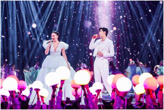 2019“猫晚”现场，俄罗斯歌唱家阿依达与阿云嘎合唱《Halo》