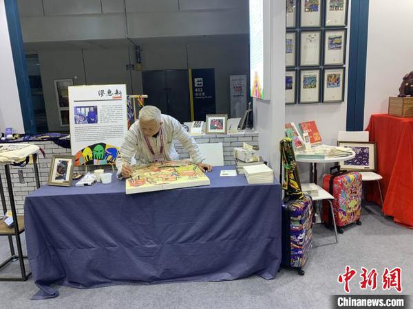 缪惠新现场作画。供图