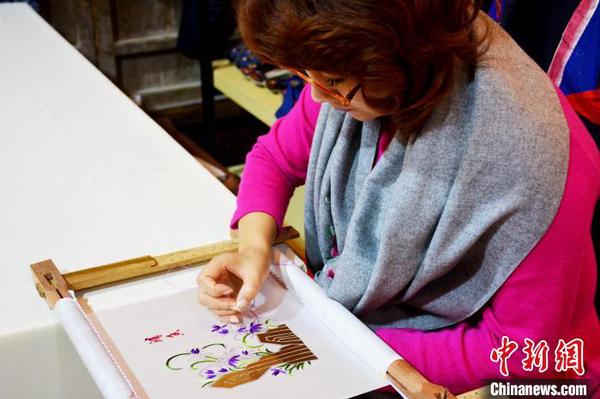 非遗传承人展示汉绣针织技艺?！≌徘?摄