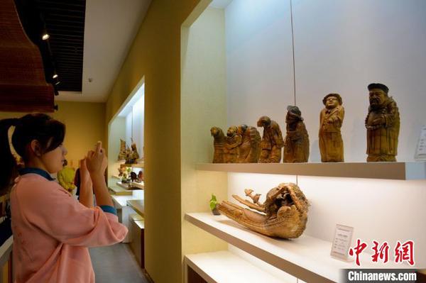 市民参观徽州根雕?！≌徘?摄