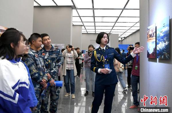 展览现场?！“苍?摄