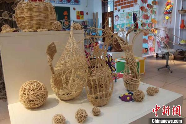 学生们的柳编作品 石洪宇 摄
