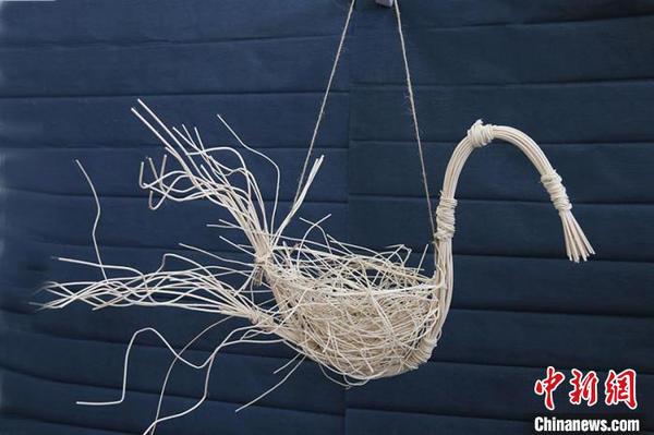 学生们的柳编作品 石洪宇 摄