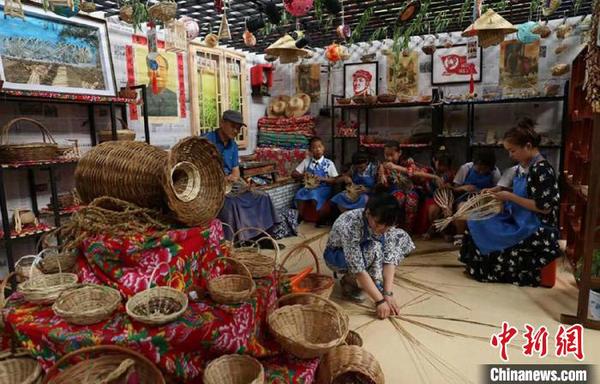 学生们参加柳编比赛 石洪宇 摄