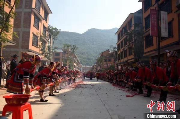 瑶族本土婚嫁民俗文化展示。　杨丁香 摄