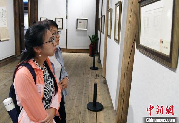 二名女性观众观展。　记者刘可耕 摄