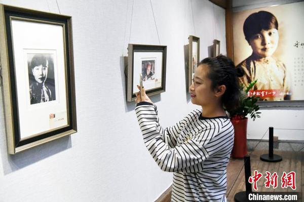 展出的冰心青年时期黑白老照片吸睛?！〖钦吡蹩筛?摄