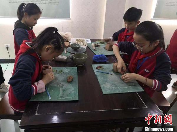 图为慈溪市匡堰镇实验学校青瓷特色教育现场。　林波 摄