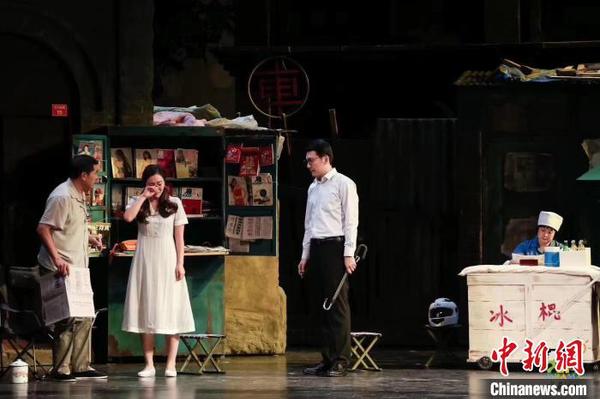 开幕大戏《红马甲》剧照。主办方供图