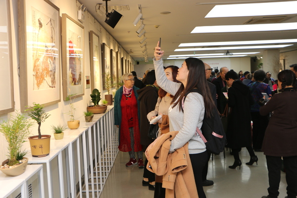 参观者欣赏作品  【4】