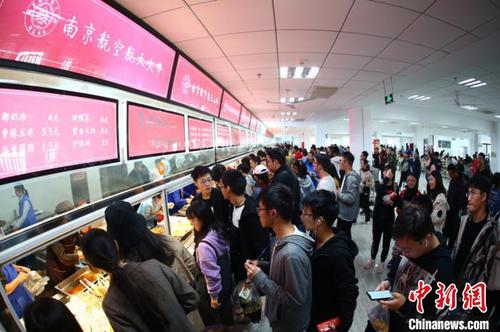 美食节大批师生前来?！°蟛?摄