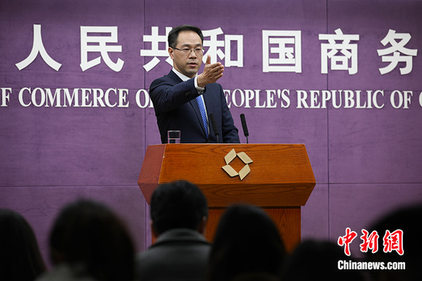 11月14日，中国商务部在北京举行新闻发布会?；嵘瞎嫉淖钚率菹允?，11月1日至11日，全国网络零售额超8700亿元人民币，同比增长26.7???史上新高。从这份“账单”中，当前中国消费四大亮点清晰可见。<a target='_blank' href='http://www.chinanews.com/'>中新社</a>记者 赵隽 摄