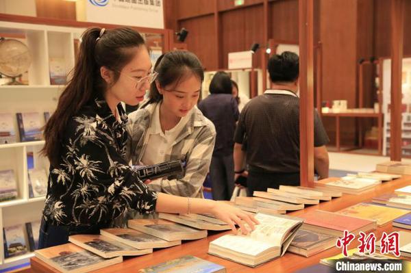 海南岛国际图书(旅游)博览会现场。　王晓斌 摄