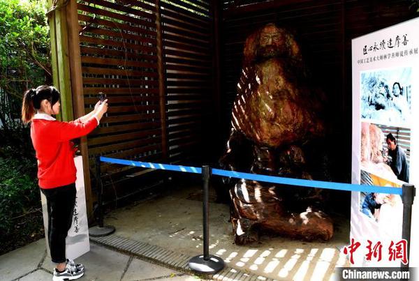 展出的中国工艺美术大师林学善经典作品吸睛?！〖钦吡蹩筛?摄