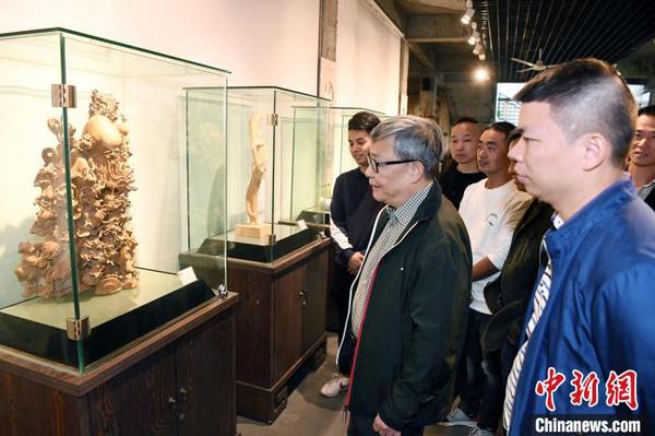 此次展览共展出中国工艺美术大师林学善经典作品及其徒弟作品近百件?！〖钦吡蹩筛?摄