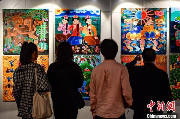 王汉池带来的农民画作品吸引观众眼球 陈骥旻 摄