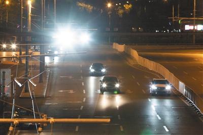 11月12日，安定门外大街主路，耀眼的监控补光灯照射车辆。新京报记者 李凯祥 摄