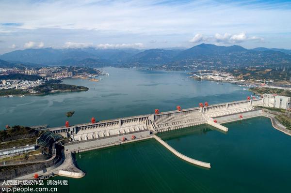初冬时节，随着三峡水库175米试验性蓄水任务的完成，三峡工程今冬明春发挥发电、航运、生态等综合效益得到有力保障。王罡 人民图片