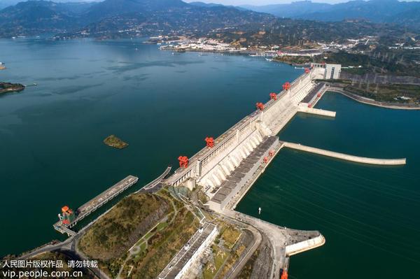 2 初冬时节，随着三峡水库175米试验性蓄水任务的完成，三峡工程今冬明春发挥发电、航运、生态等综合效益得到有力保障。王罡 人民图片