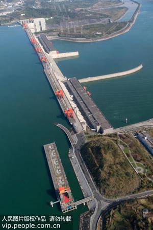 4 初冬时节，随着三峡水库175米试验性蓄水任务的完成，三峡工程今冬明春发挥发电、航运、生态等综合效益得到有力保障。王罡 人民图片