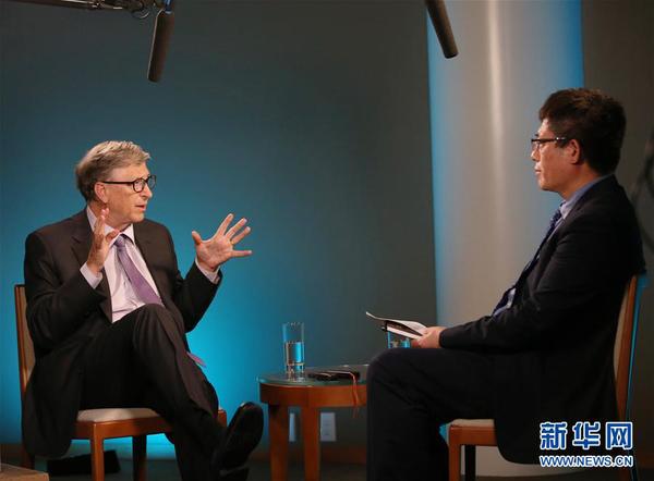 2   11月13日，在美国西雅图，比尔及梅琳达·盖茨基金会联席主席比尔·盖茨（左）接受新华社记者专访。 新华社记者 秦朗 摄