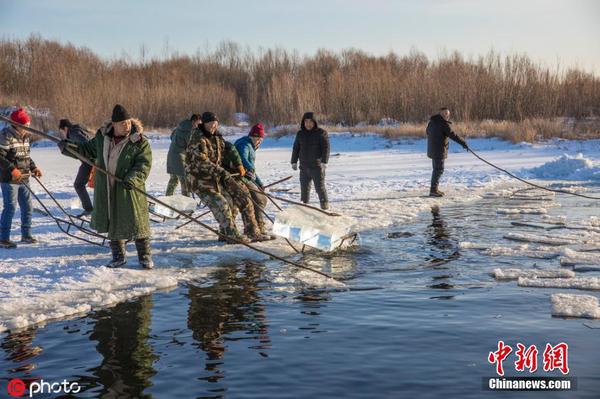 2 消防大队副队长介绍，取冰主要使用油锯和采冰车，搬运则靠冰爬犁和人工抬运。图片来源：ICphoto