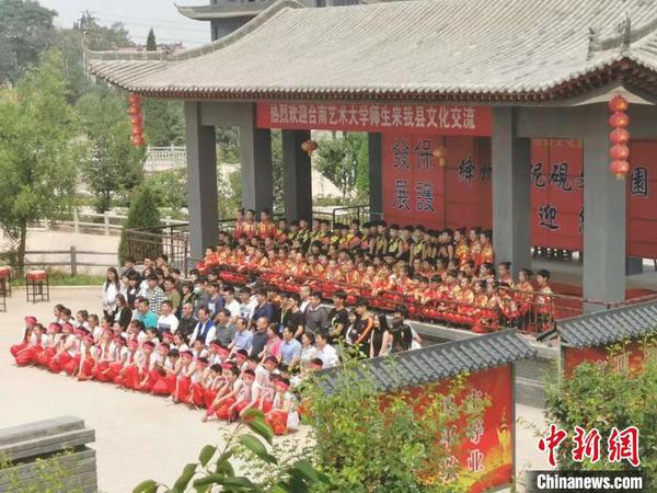 文化园集绛州澄泥砚、绛州木版年画、云雕、石雕、玉雕、宫灯、烫烙画、仿古青铜器、宗岳太极拳等传统民俗文化和传统制作技艺，让人们能一站式了解新绛的非遗文化魅力，深受港澳台同胞欢迎。受访者供图