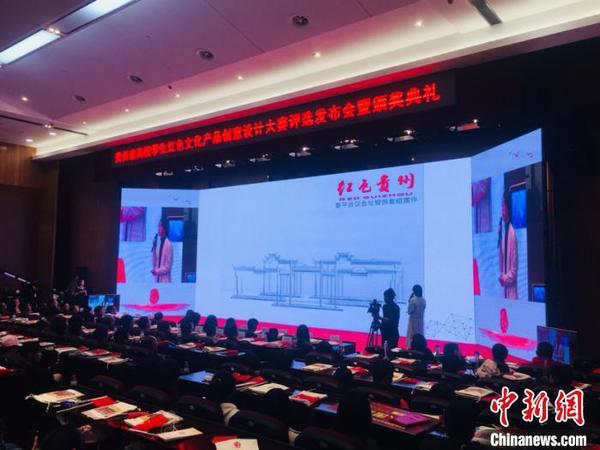 图为获奖选手讲述设计理念。张伟 摄