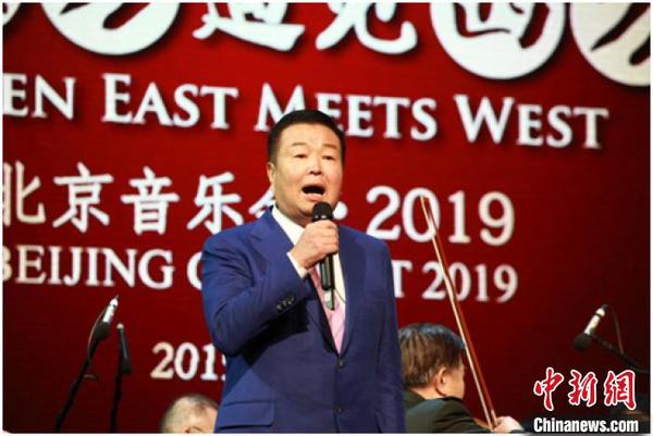 严彬现场演唱《胸有朝阳》。主办方供图