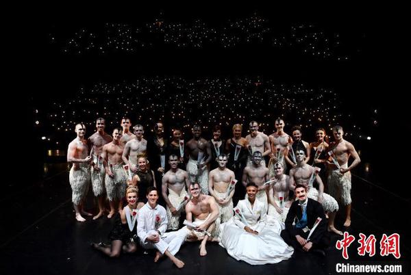 马修？伯恩男版《天鹅湖》在天桥艺术中心大剧场完美首演 主办方供图 摄