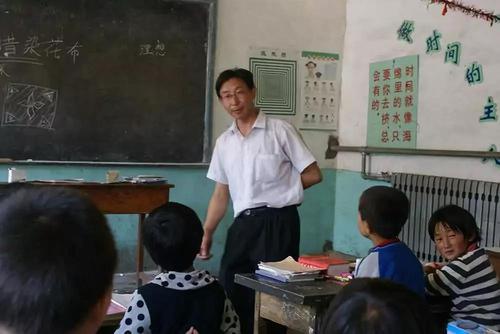 △希望工程救助的首批学生之一张胜利，师范毕业后义无反顾回乡任教