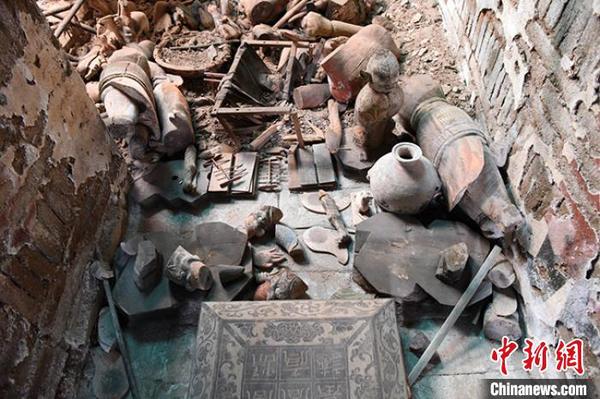 图为墓葬甬道随葬品?！「仕嗍∥奈锟脊叛芯克┩?摄