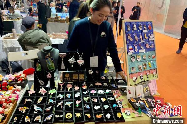 江苏苏绣设计师皇甫娟娟的“小摊位”。　王笈 摄