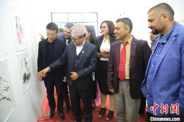 联邦议会联邦院主席蒂米尔西纳等嘉宾参观画展。　张晨翼 摄