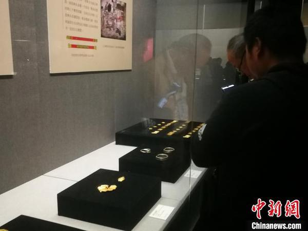 参观金银器物展览的民众。　李晓伟 摄