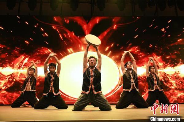 9年来，华熙云中团队走过内蒙古、广西、西藏、四川、云南等十余个省市区，对散落在中国各地的非遗文化进行收集整理。图为哈尼族在云中舞台表演铓鼓舞。受访者供图